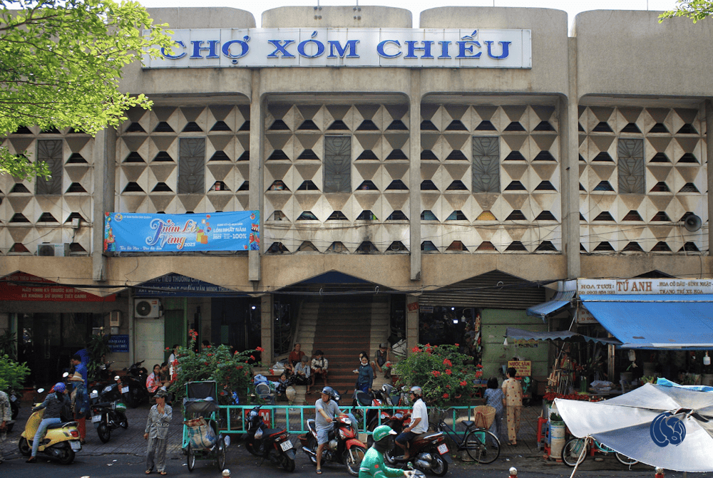 Xom Chieu Market is an impressive structure made of concrete (Source: Tản Mạn Kiến Tr&uacute;c)
